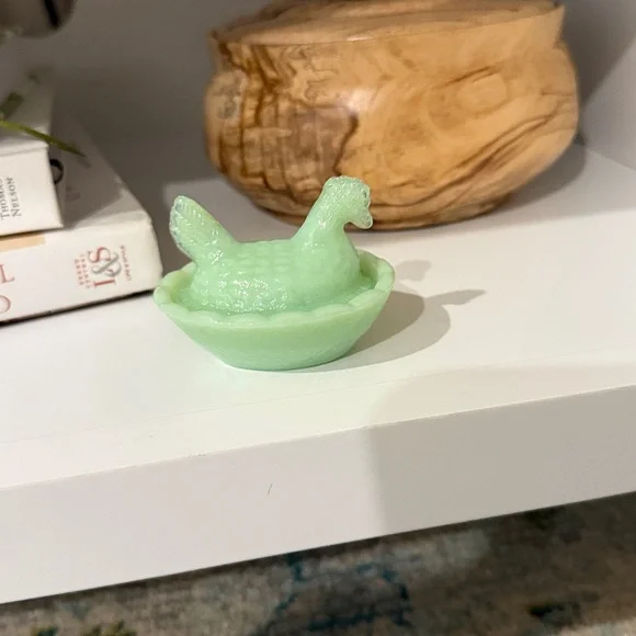 Mini Jadeite Hen on the Nest - Picture 2 of 5